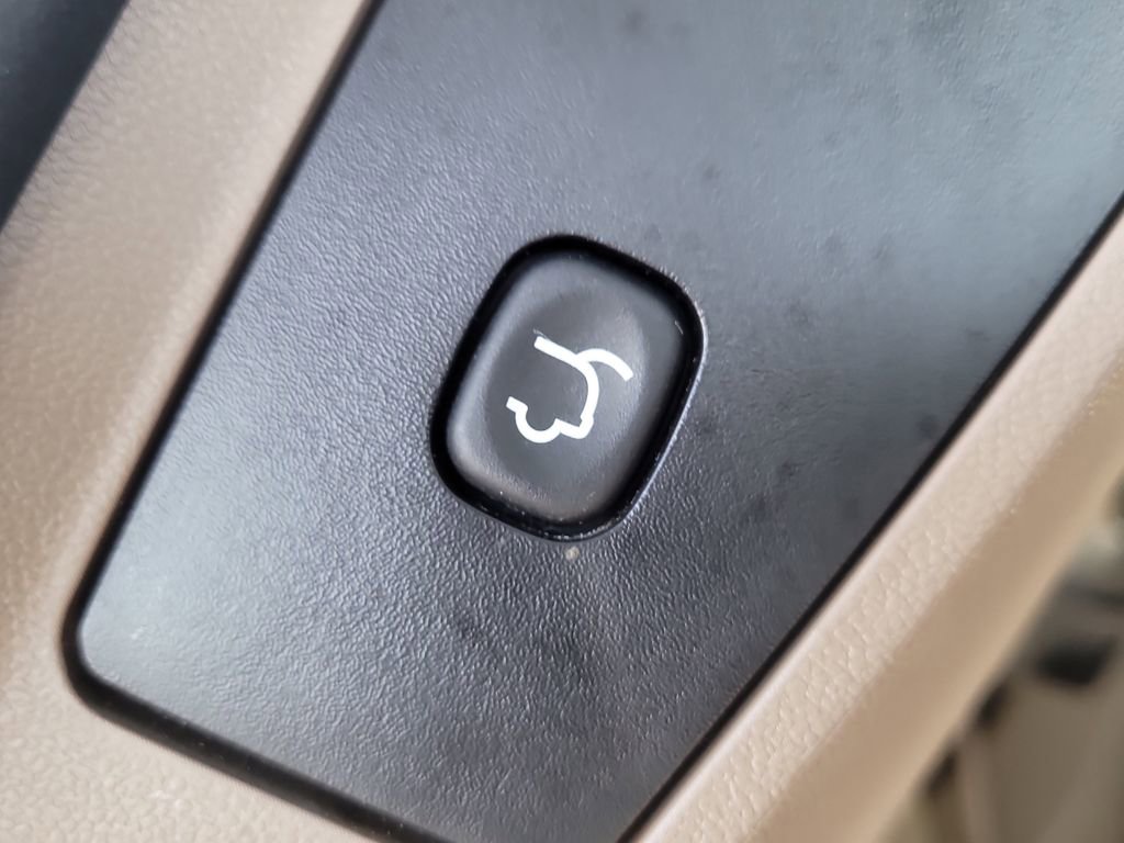 Used 2013 Chrysler Town & Country Limited w/ Luxury Group image 8