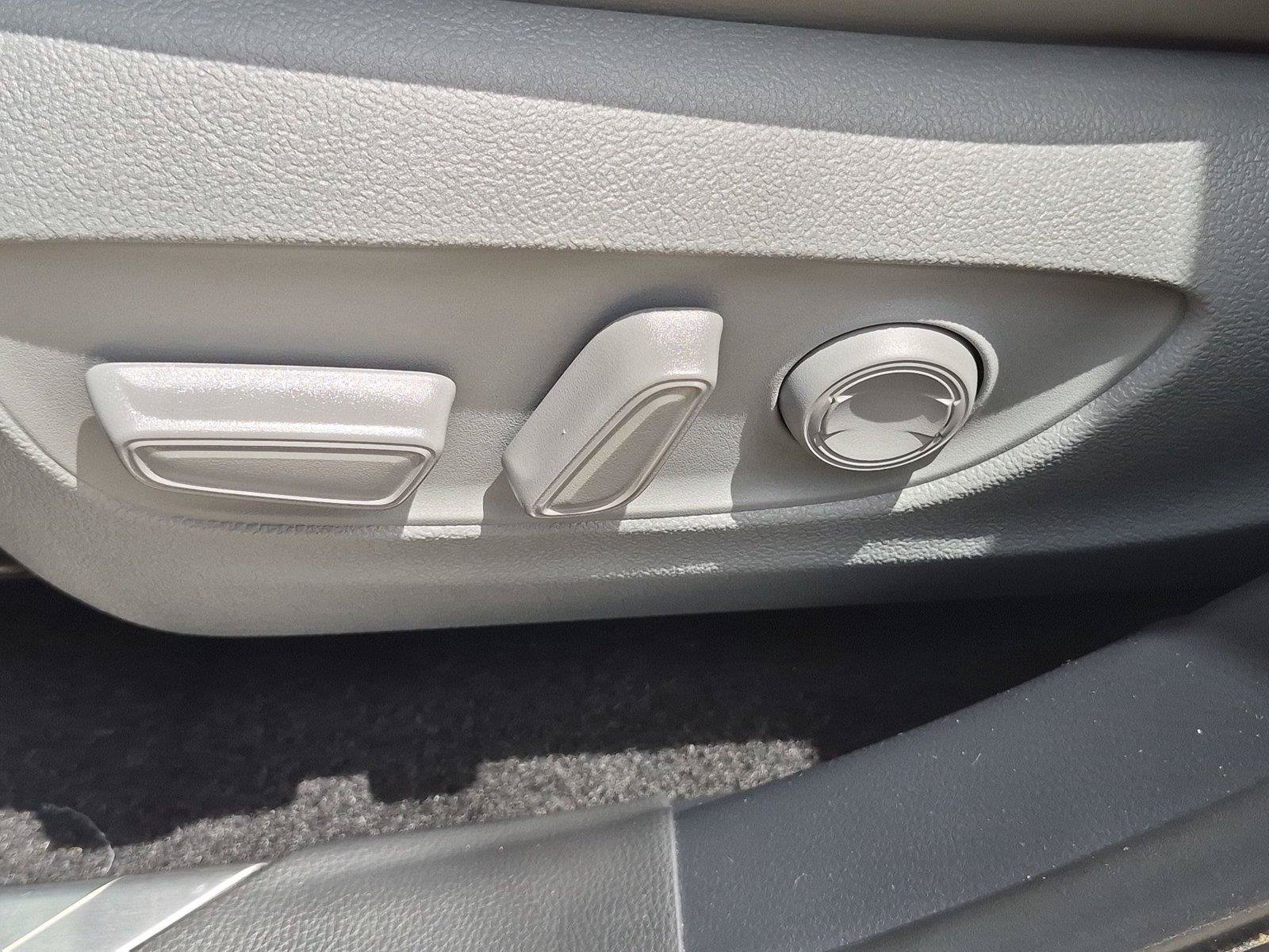 Used 2024 Toyota Highlander XLE FWD image 26