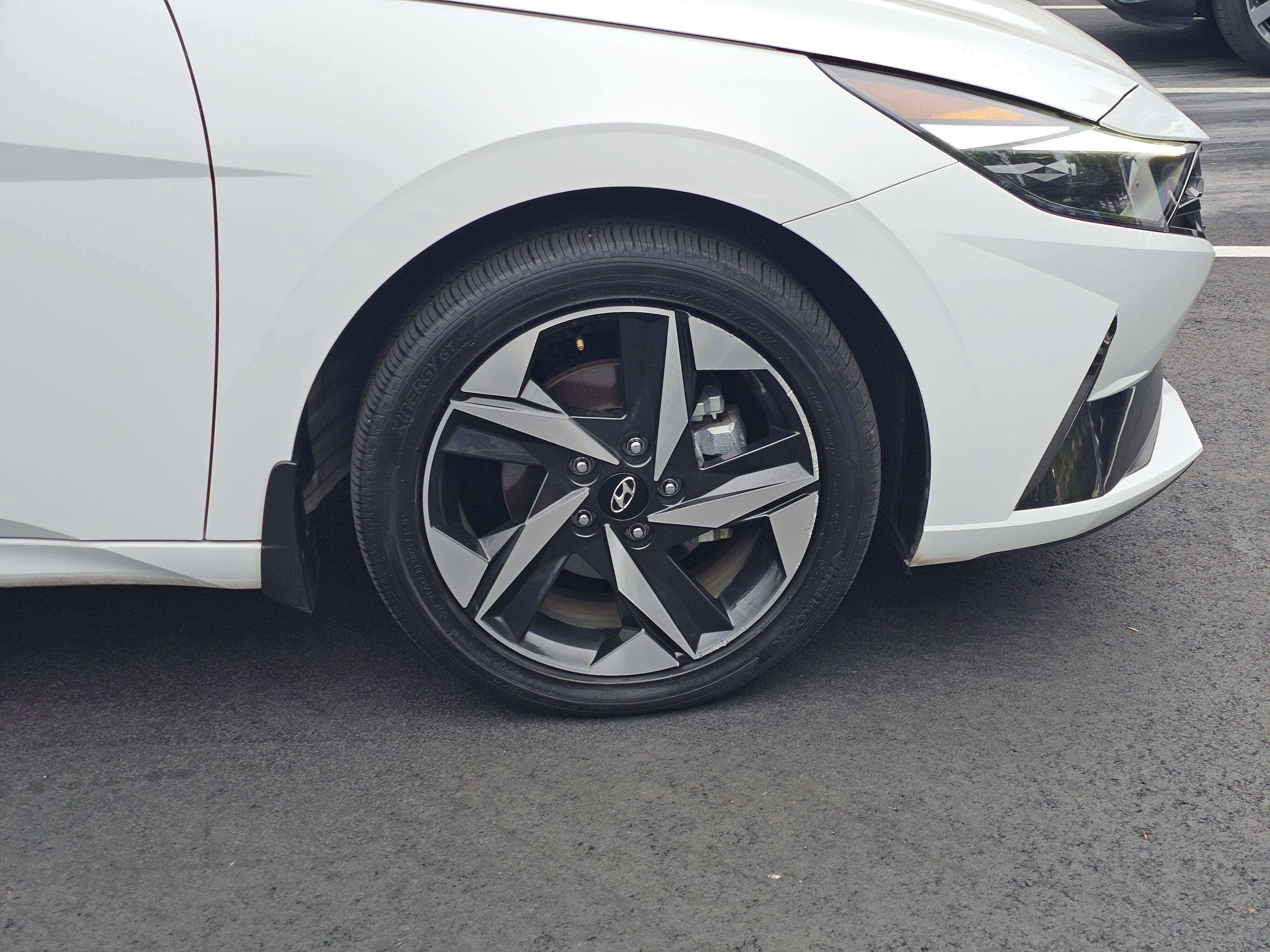 Used 2023 Hyundai Elantra Limited w/ Cargo Package FWD image 9