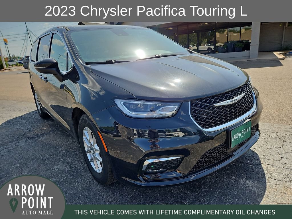 Used 2023 Chrysler Pacifica Touring-L FWD image 2