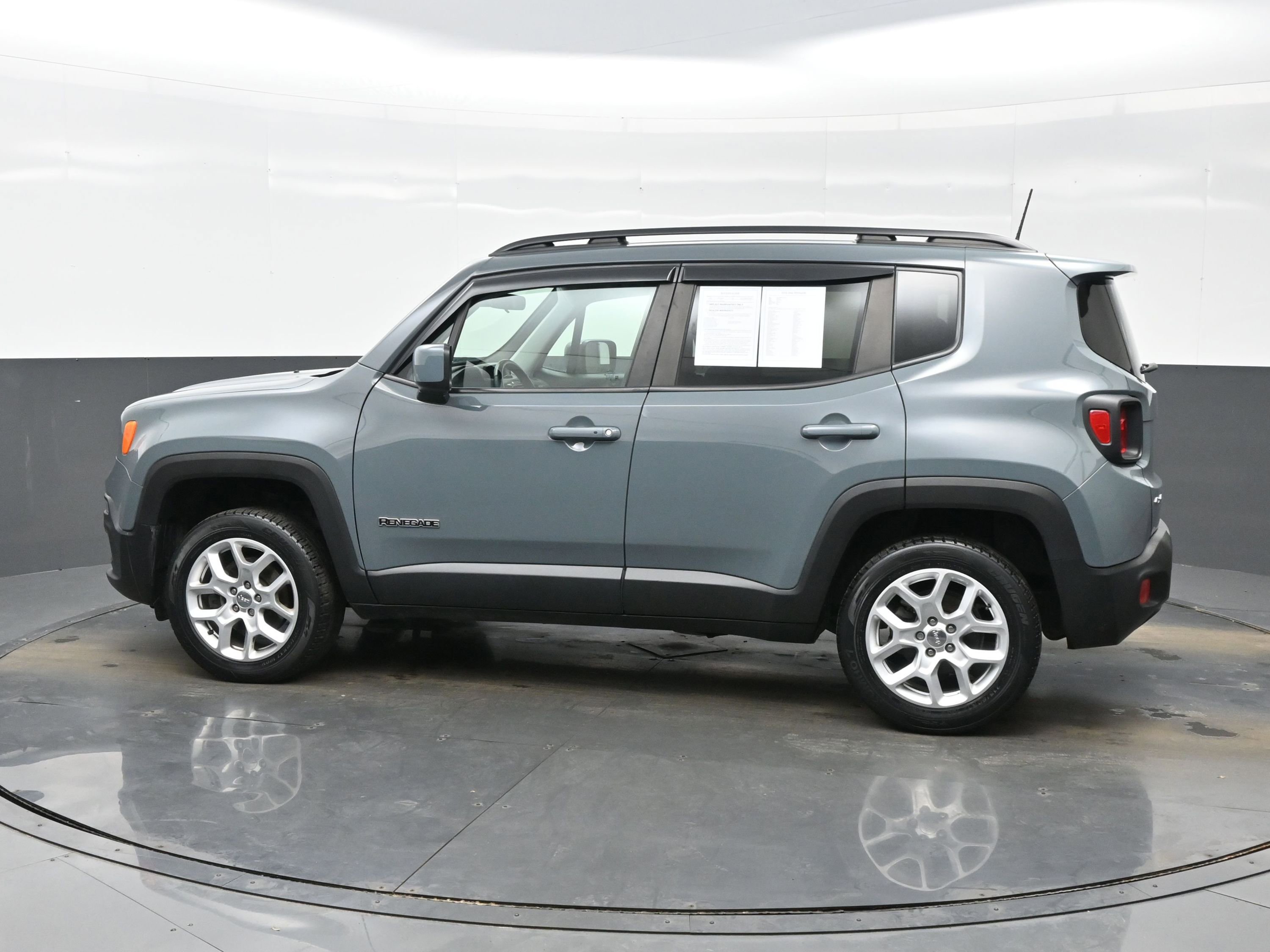 Used 2018 Jeep Renegade Latitude w/ Cold Weather Group image 3