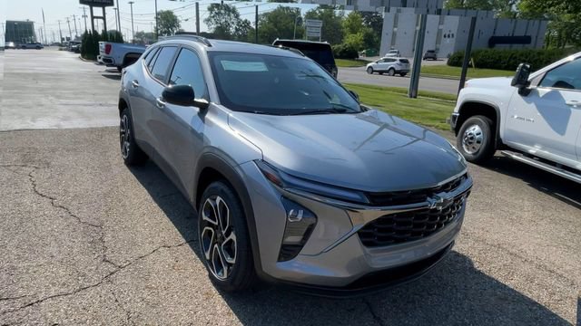 New 2026 Chevrolet Trax RS w/ Sunroof Package FWD image 4