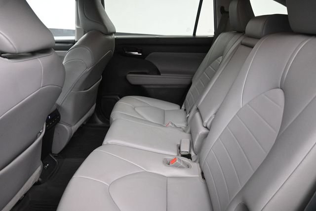Used 2021 Toyota Highlander XLE FWD image 18