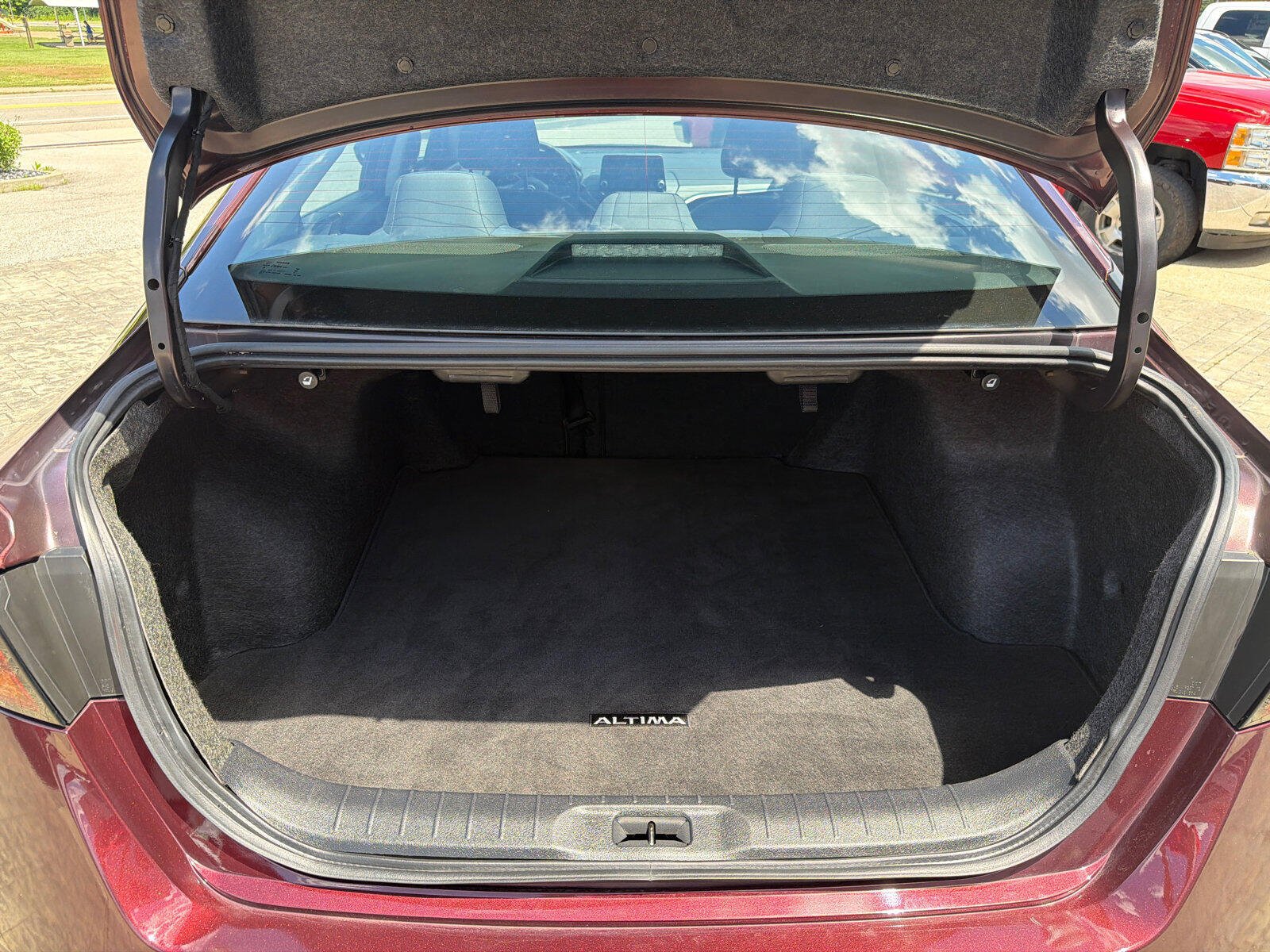 Used 2025 Nissan Altima 2.5 SV FWD image 10