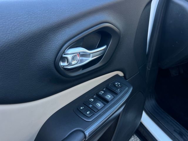 Used 2017 Jeep Cherokee Limited image 11