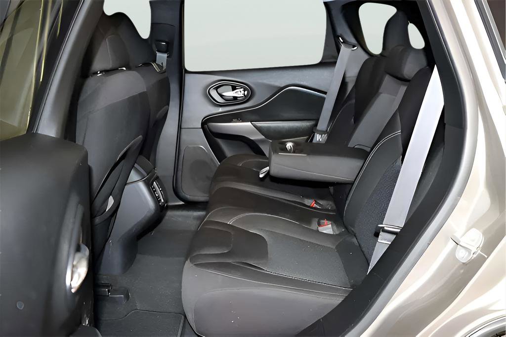 Used 2021 Jeep Cherokee Latitude FWD image 29