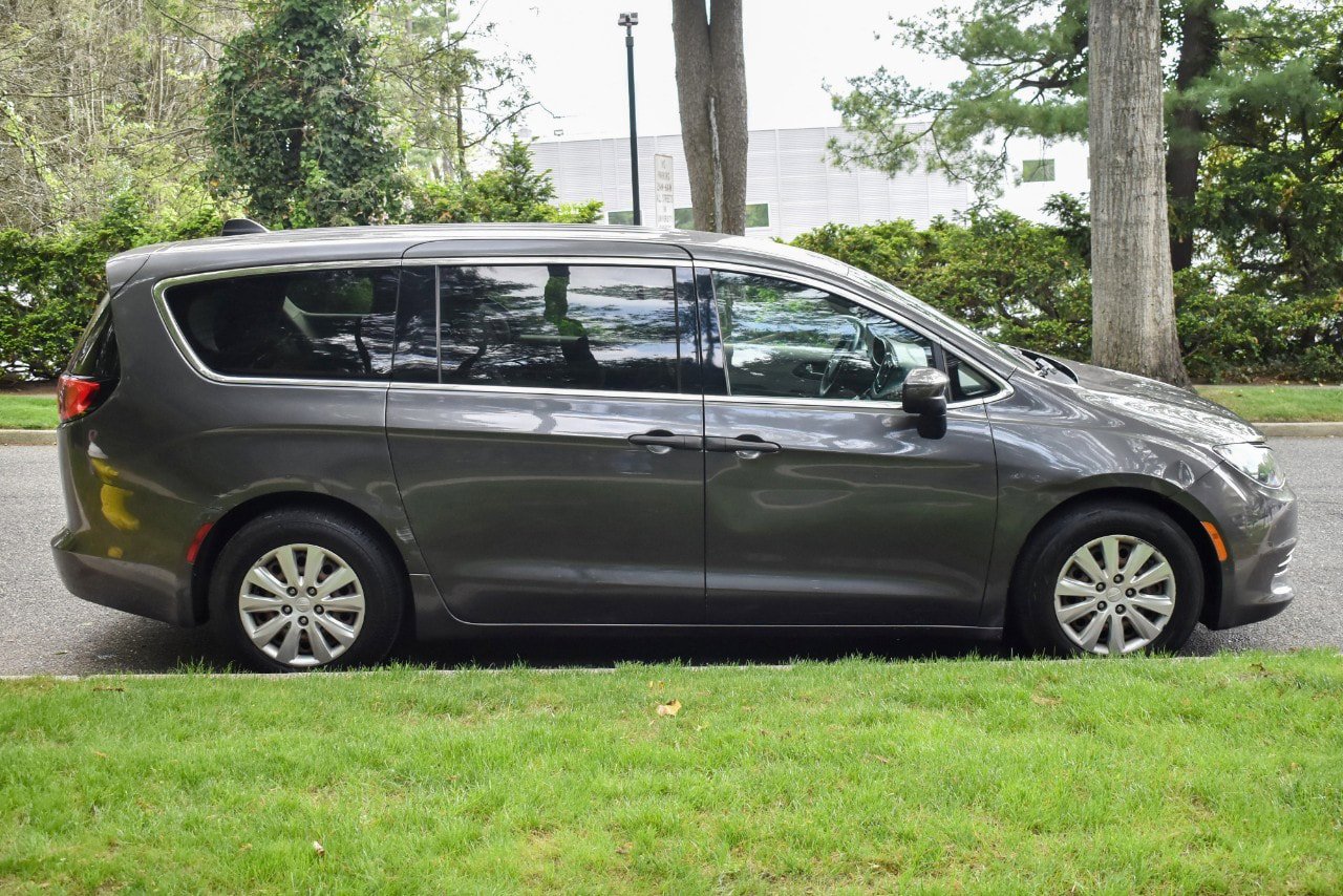 Used 2019 Chrysler Pacifica L FWD image 9