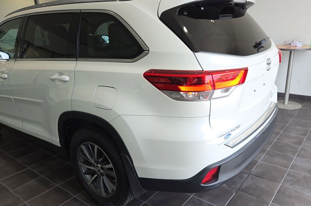 Used 2019 Toyota Highlander XLE AWD/4WD image 4