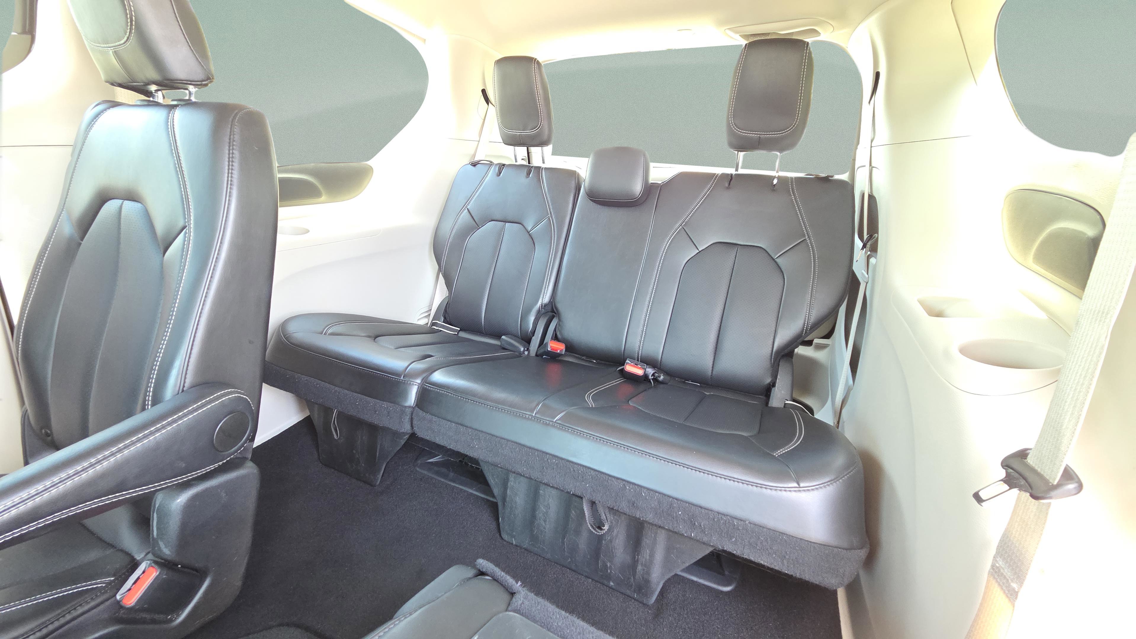 Used 2024 Chrysler Pacifica Touring-L FWD image 13