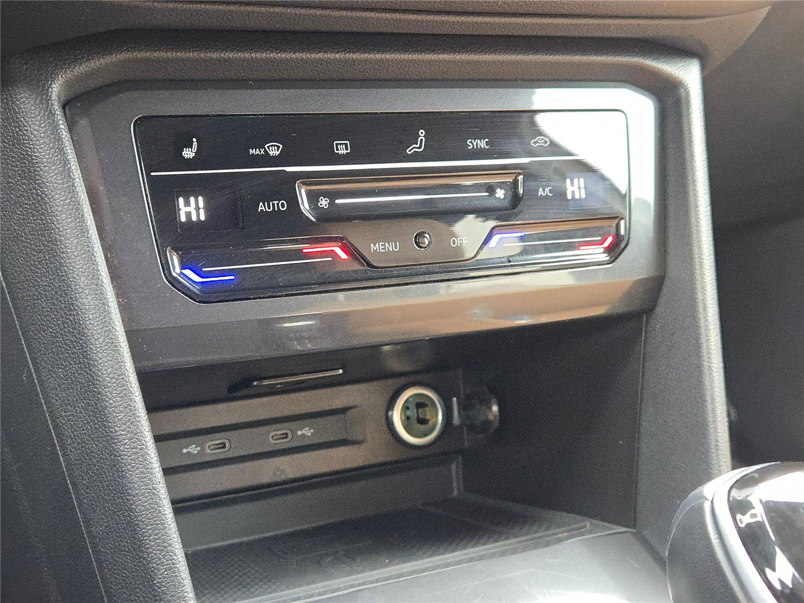 Used 2024 Volkswagen Tiguan SE image 33