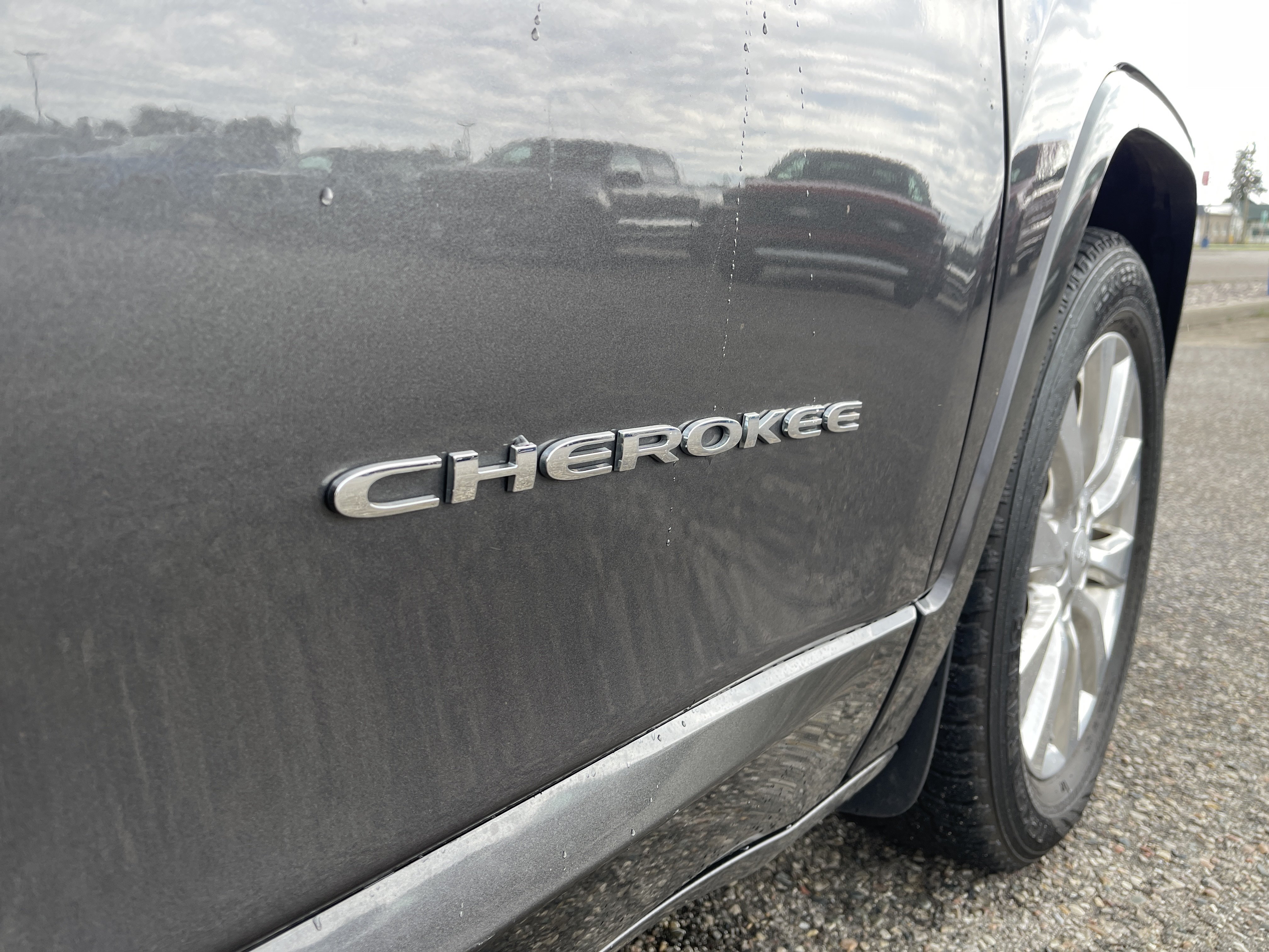 Used 2018 Jeep Cherokee Overland w/ Technology Group AWD/4WD image 28