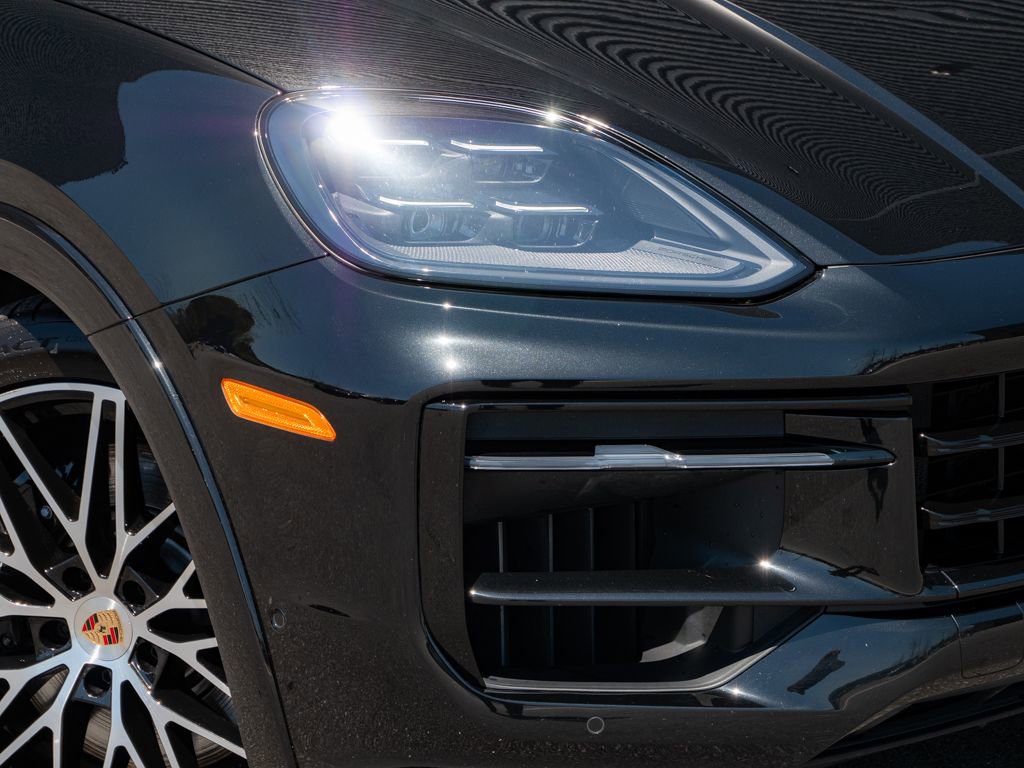 Used 2025 Porsche Cayenne GTS image 37