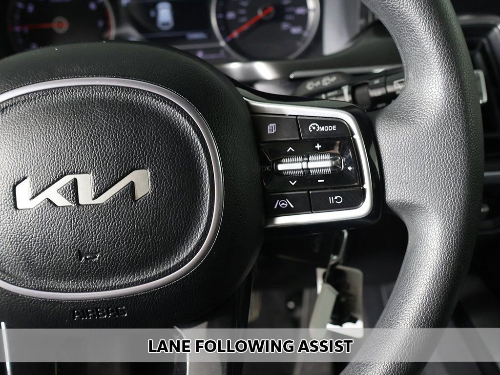 Used 2023 Kia Sorento LX image 3