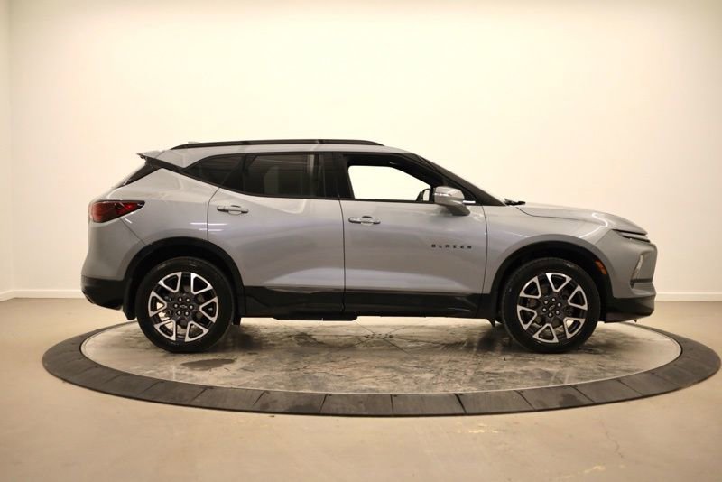 Used 2025 Chevrolet Blazer RS w/ Driver Confidence II Package image 2