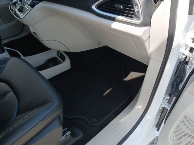 Used 2024 Chrysler Pacifica Touring-L image 23