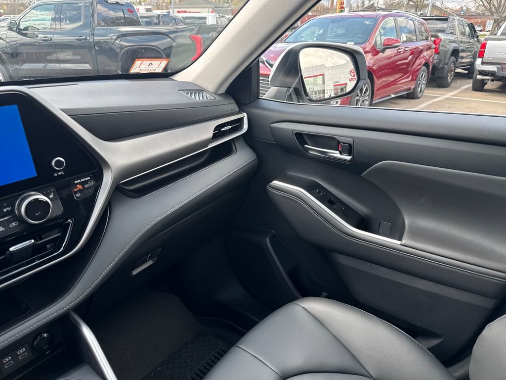 Used 2026 Toyota Highlander XLE image 30