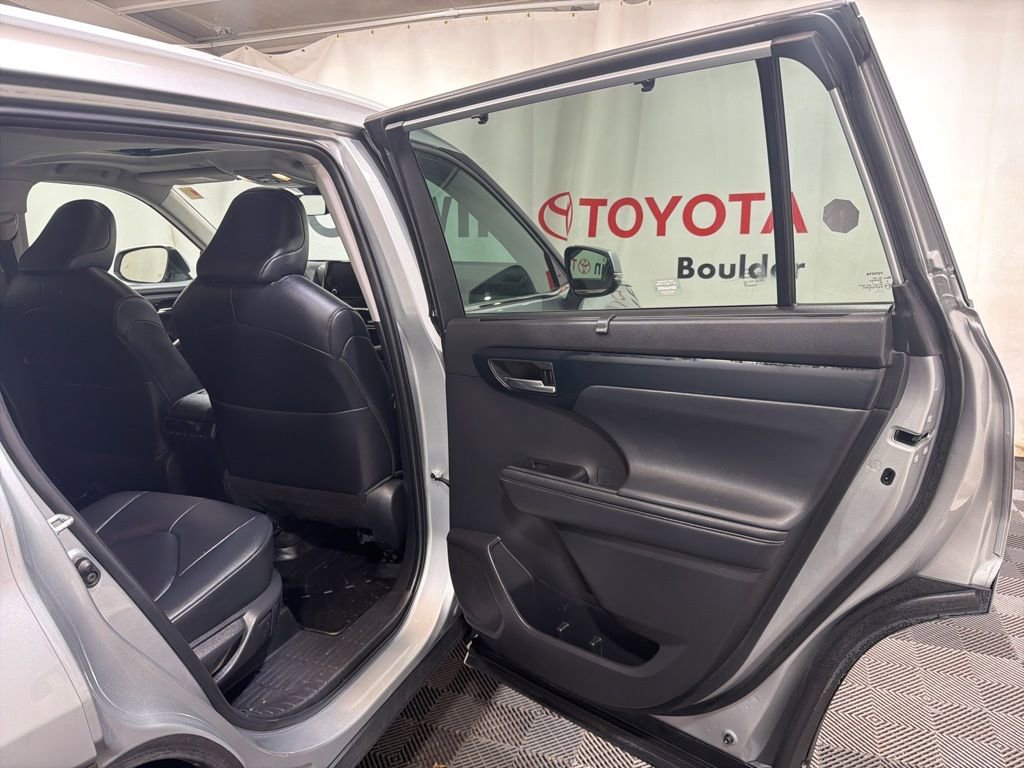 Used 2023 Toyota Highlander XLE image 13