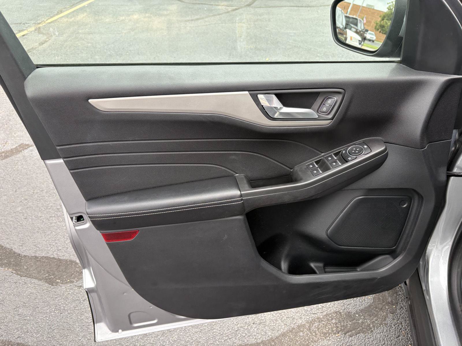 Used 2021 Ford Escape SE w/ Convenience Package FWD image 3