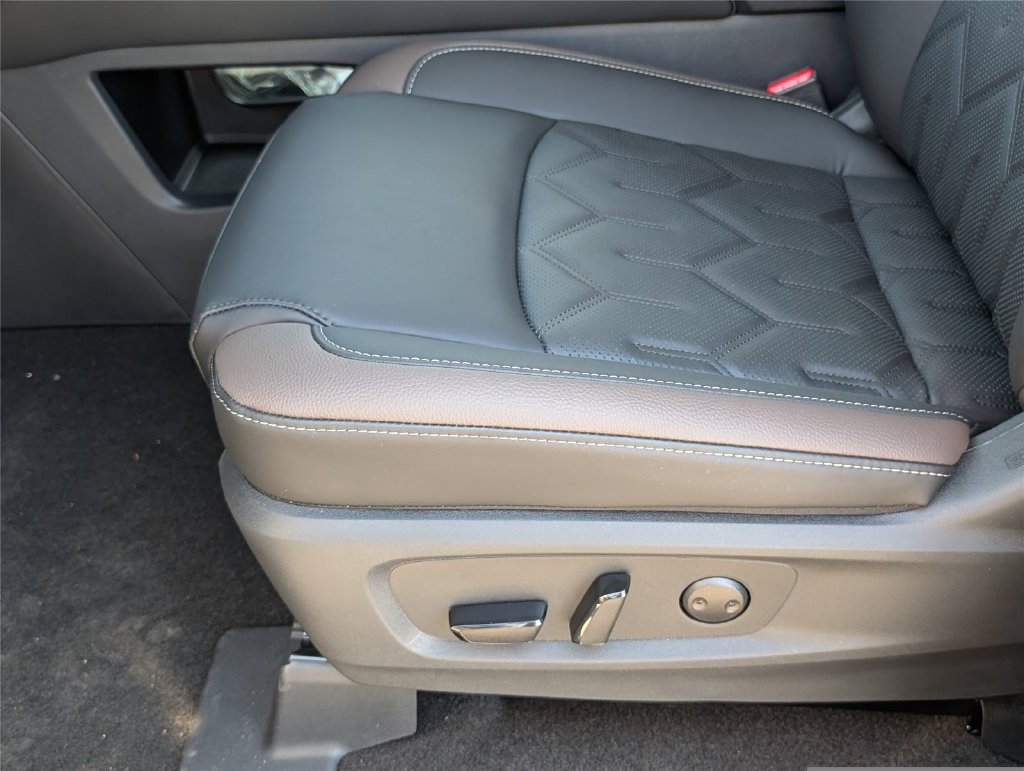 New 2026 Nissan Pathfinder Platinum FWD image 9