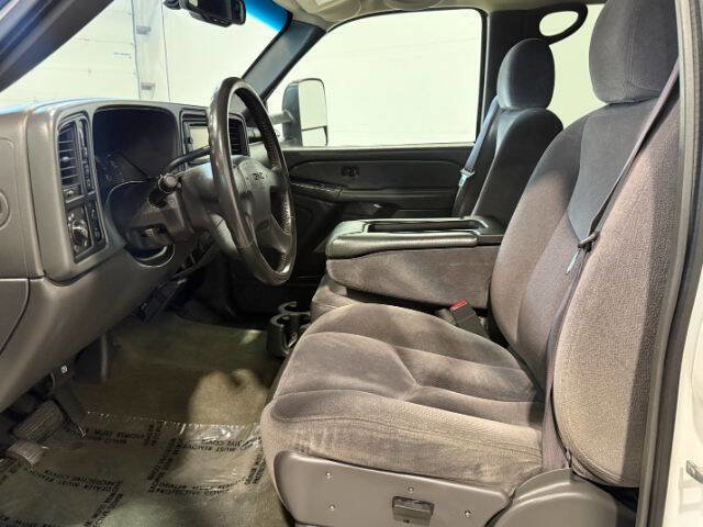 Used 2005 GMC Sierra 2500 SLE w/ Heavy-Duty Power Package AWD/4WD image 13