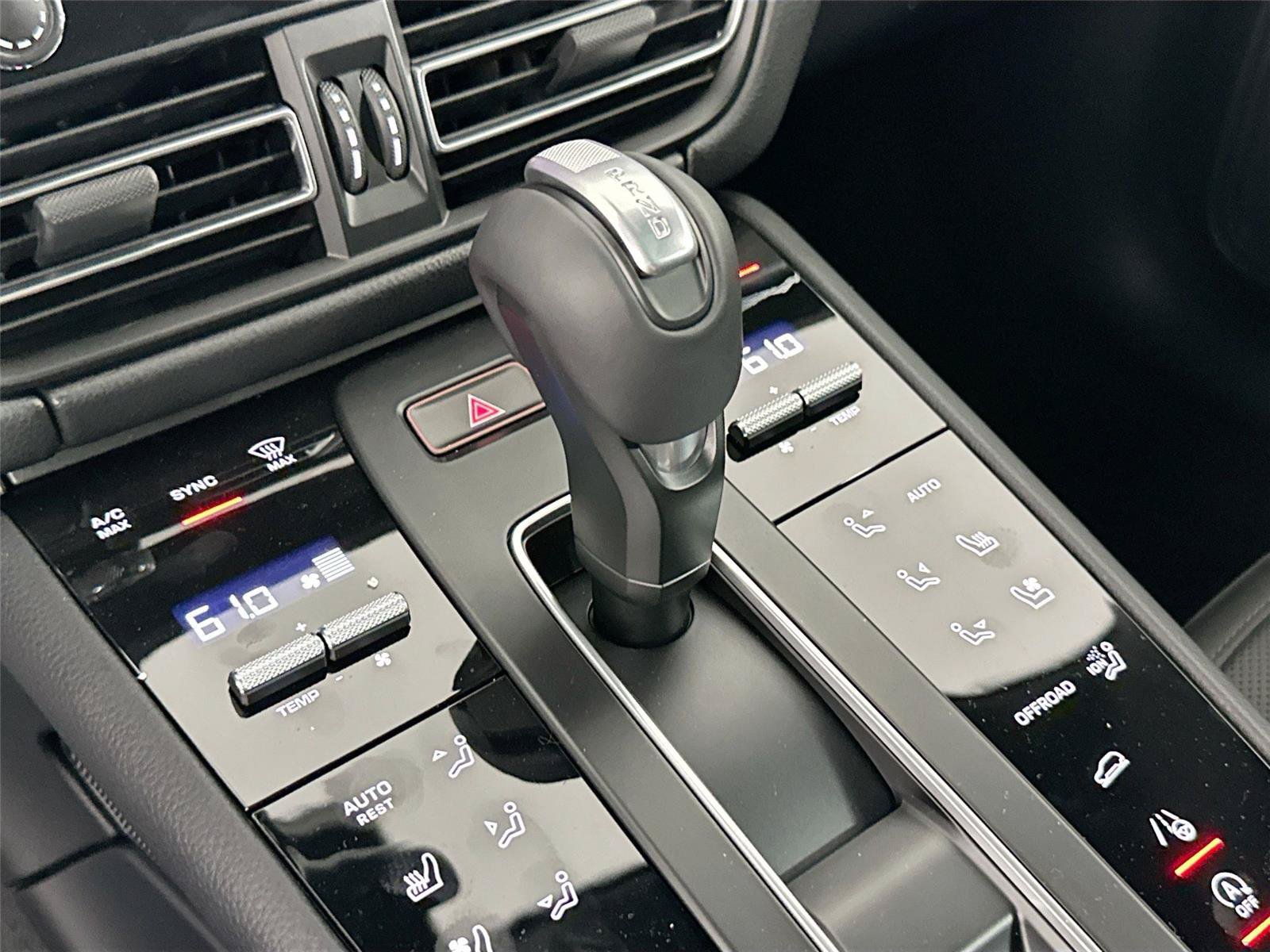 Certified 2026 Porsche Macan Turbo AWD/4WD image 33