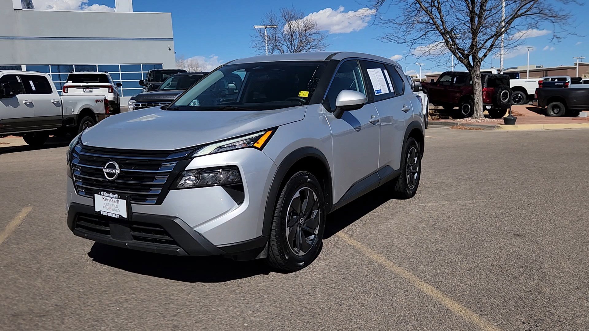 Used 2025 Nissan Rogue SV image 2