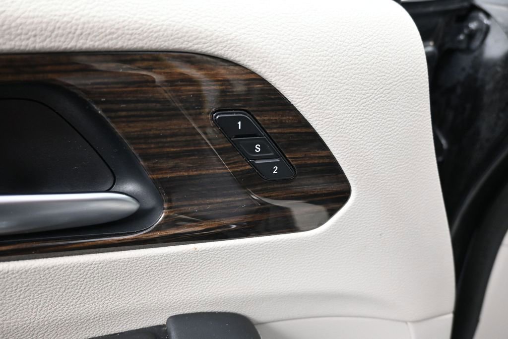 Used 2023 Chrysler Pacifica Limited FWD image 29