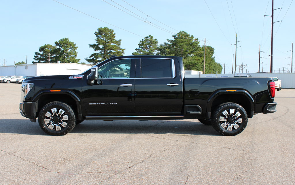 Used 2025 GMC Sierra 2500 Denali w/ Denali Reserve Package AWD/4WD image 4