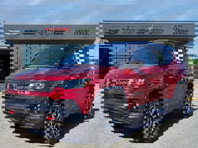 Used 2025 Jeep Compass Trailhawk image 1