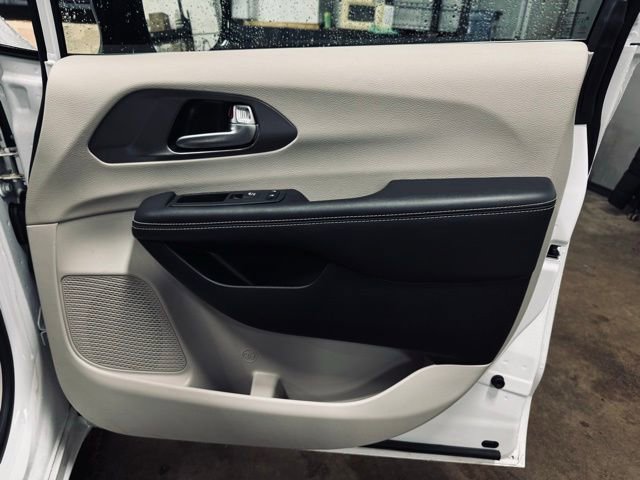 Used 2024 Chrysler Pacifica Touring-L image 15