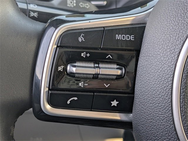 Used 2022 Kia Carnival LX image 21