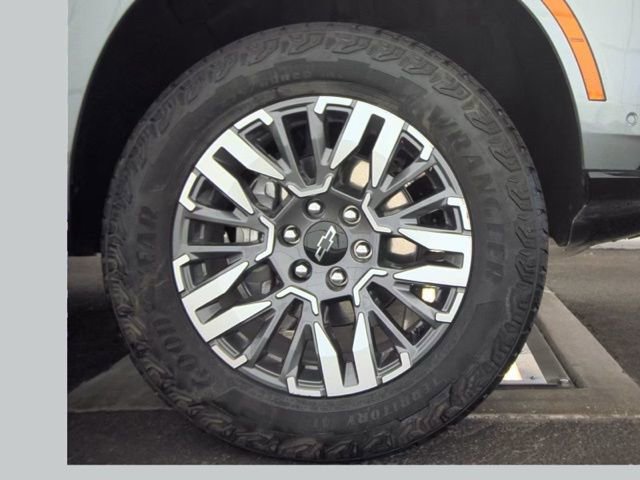 Used 2025 Chevrolet Suburban Z71 AWD/4WD image 19