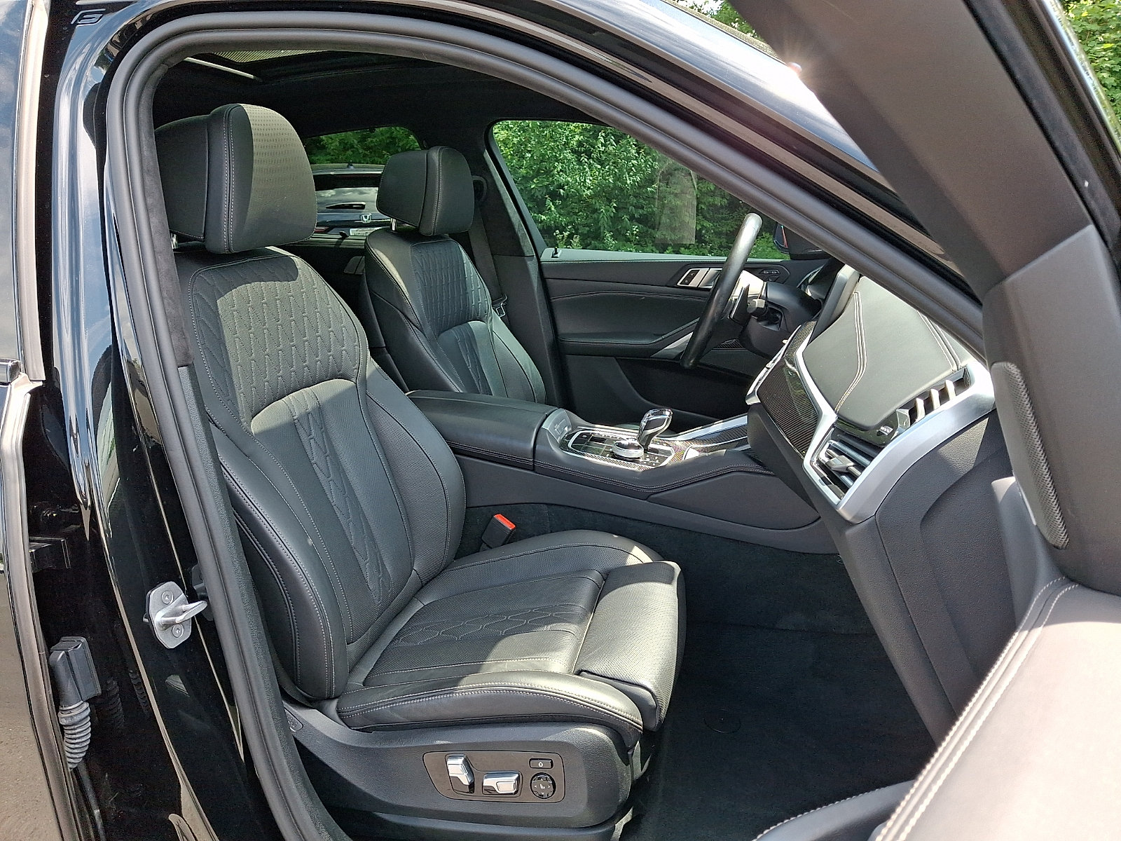 Used 2022 BMW X6 M50i w/ Executive Package AWD/4WD image 3