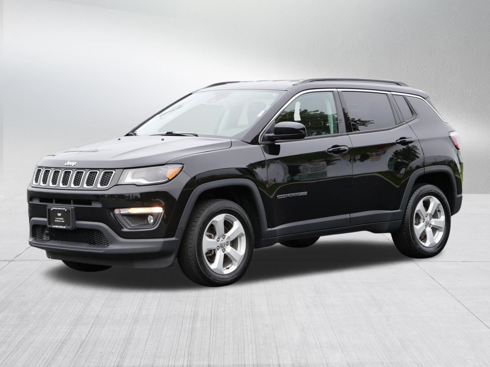 Used 2018 Jeep Compass Latitude w/ Popular Equipment Group AWD/4WD image 3