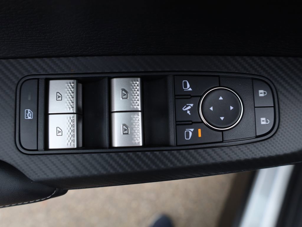 New 2025 Mitsubishi Outlander SE image 37