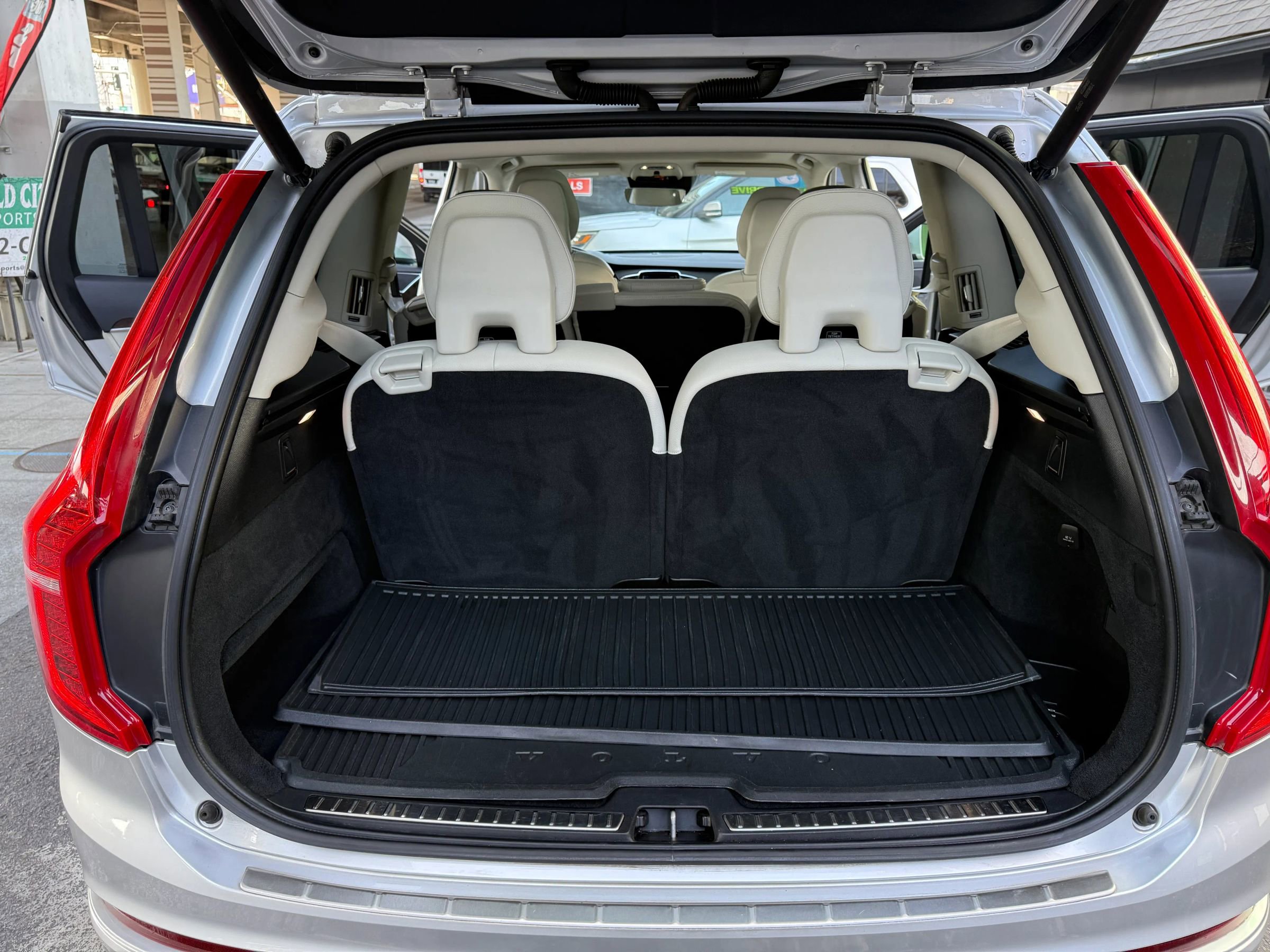 Used 2018 Volvo XC90 T6 Momentum w/ Convenience Package image 18