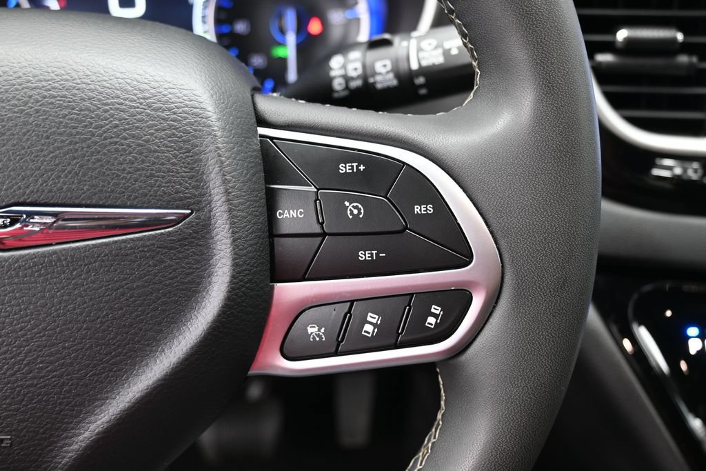 Used 2025 Chrysler Pacifica Select FWD image 21