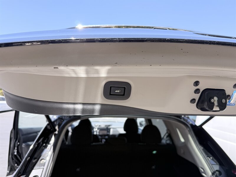 Used 2018 Nissan Rogue SV w/ Premium Package FWD image 20