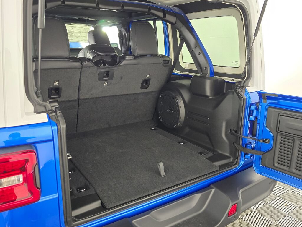 New 2026 Jeep Wrangler Unlimited Sahara w/ Whitecap Package AWD/4WD image 15