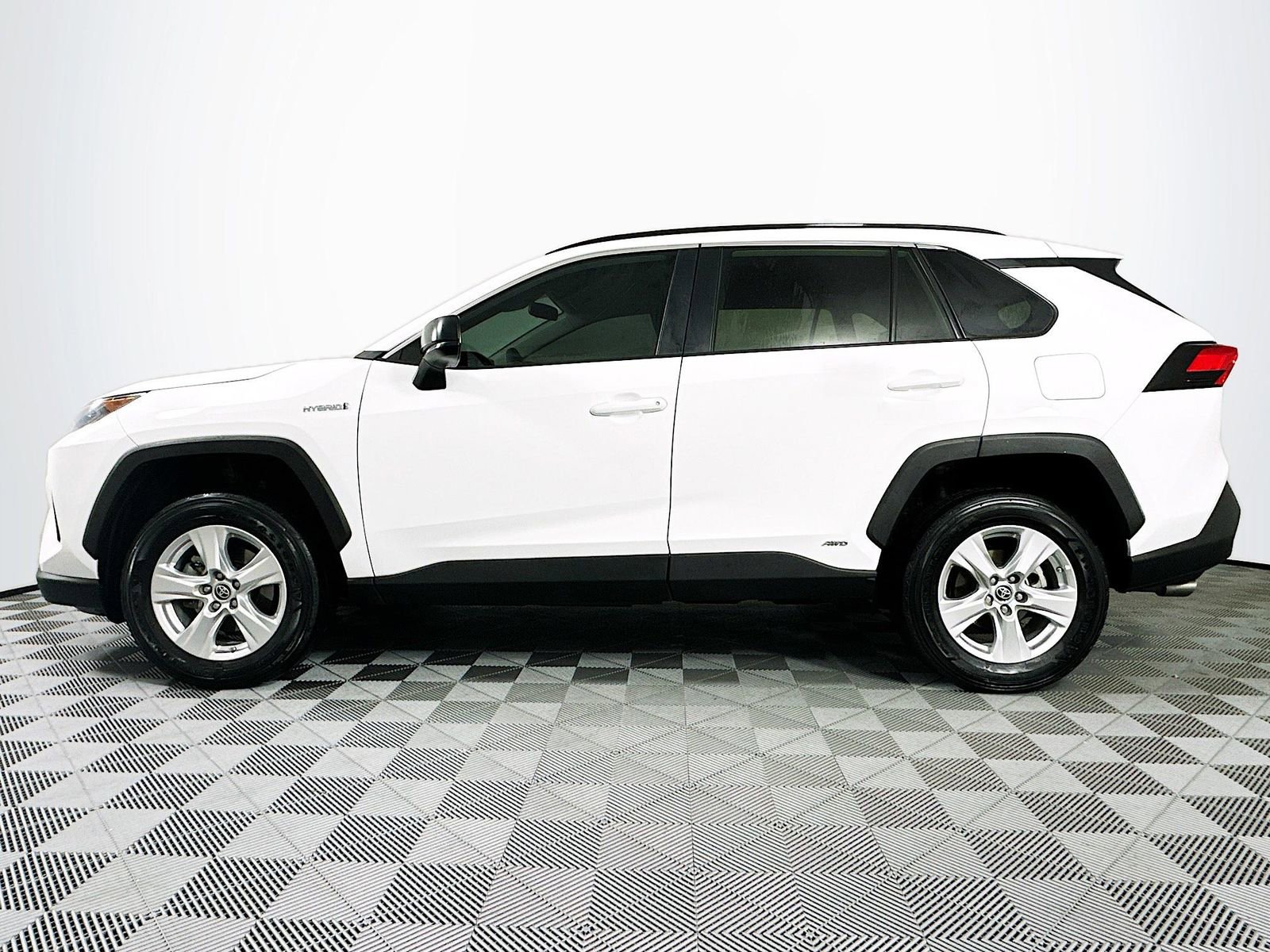 Used 2021 Toyota RAV4 LE AWD/4WD image 7