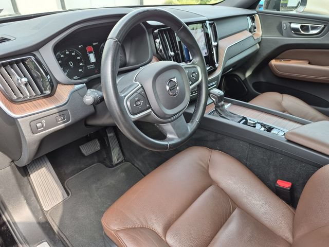 Used 2021 Volvo XC60 T5 Momentum w/ Premium Package AWD/4WD image 12