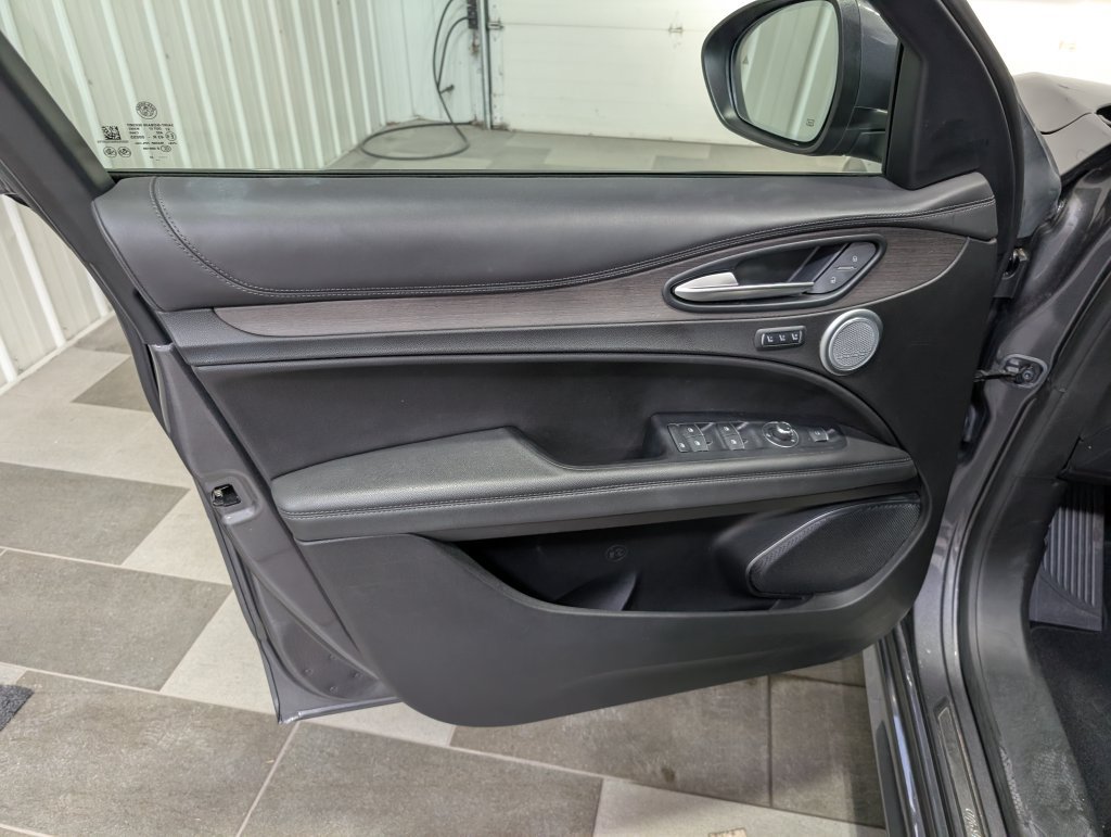 Used 2023 Alfa Romeo Stelvio Ti AWD/4WD image 13
