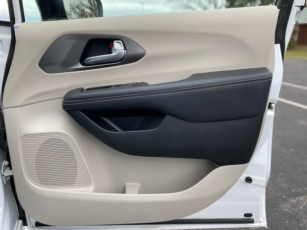 Used 2024 Chrysler Pacifica Touring-L image 9