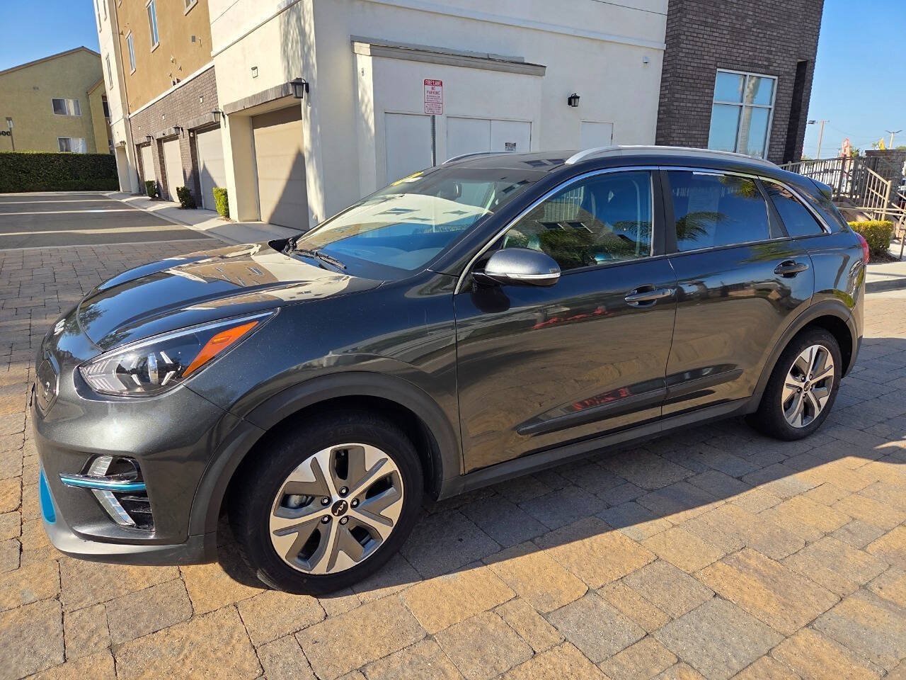 Used 2022 Kia Niro EX Premium FWD image 2