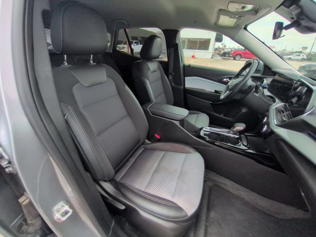 Used 2025 Chevrolet Trax LT w/ LT Convenience Package FWD image 30