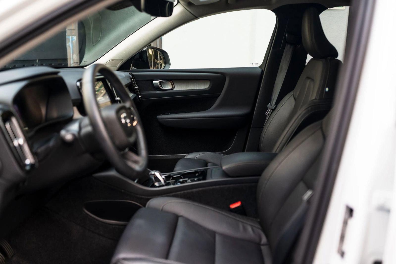 Used 2025 Volvo XC40 B5 Plus w/ Protection Package Premier image 21