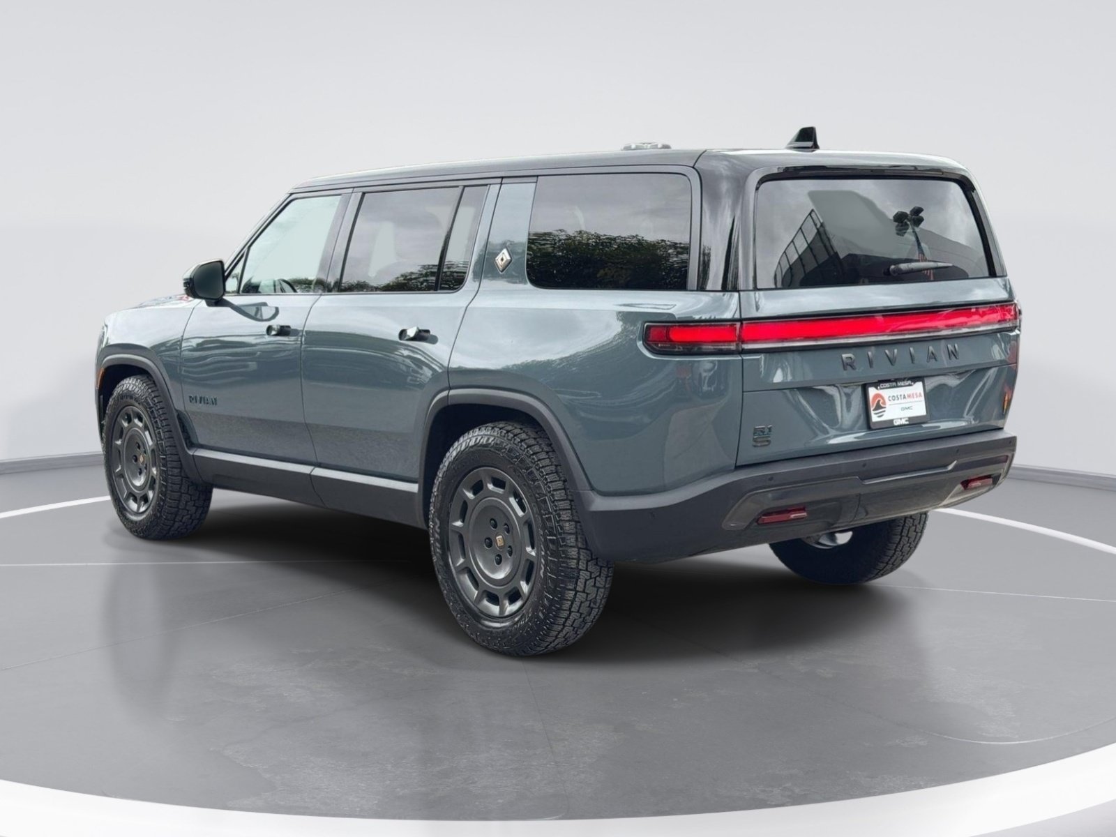 Used 2026 Rivian R1S Premium AWD/4WD image 5