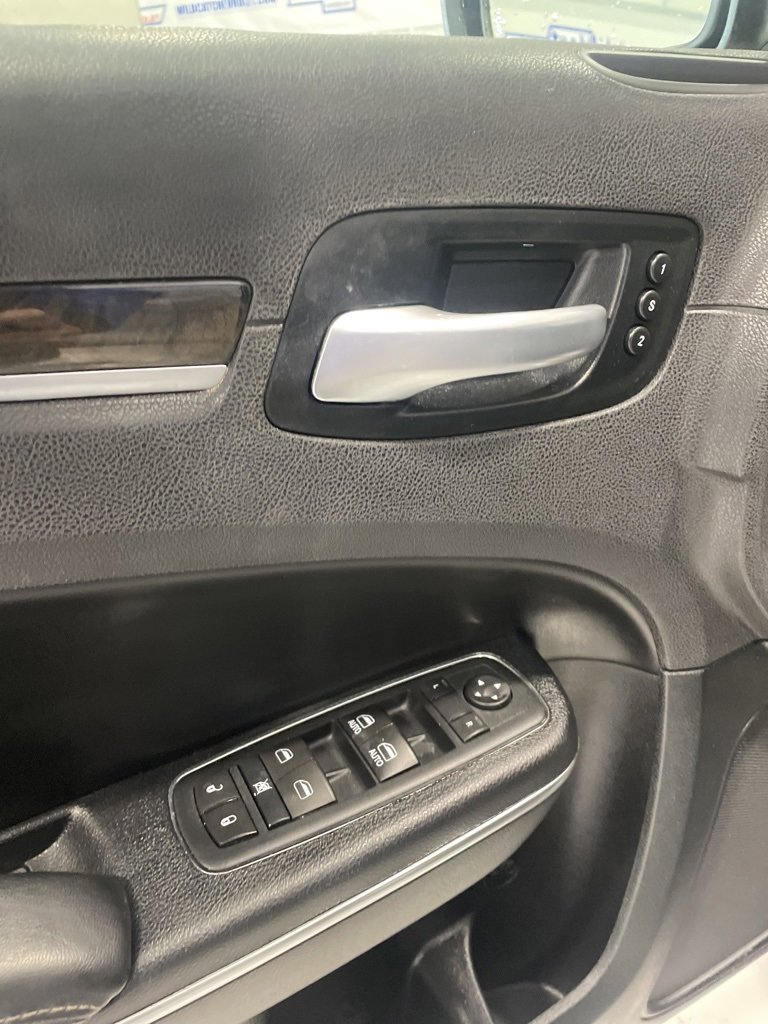 Used 2017 Chrysler 300 C image 21