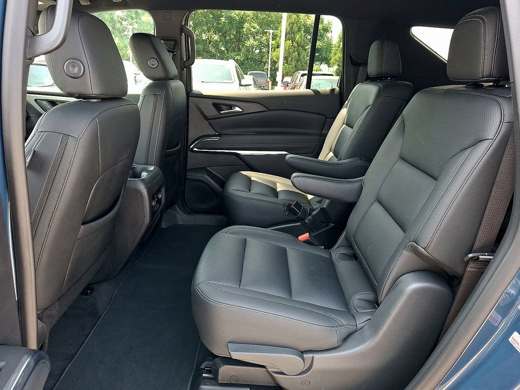 Used 2025 Chevrolet Traverse LT w/ Midnight/Sport Edition AWD/4WD image 11
