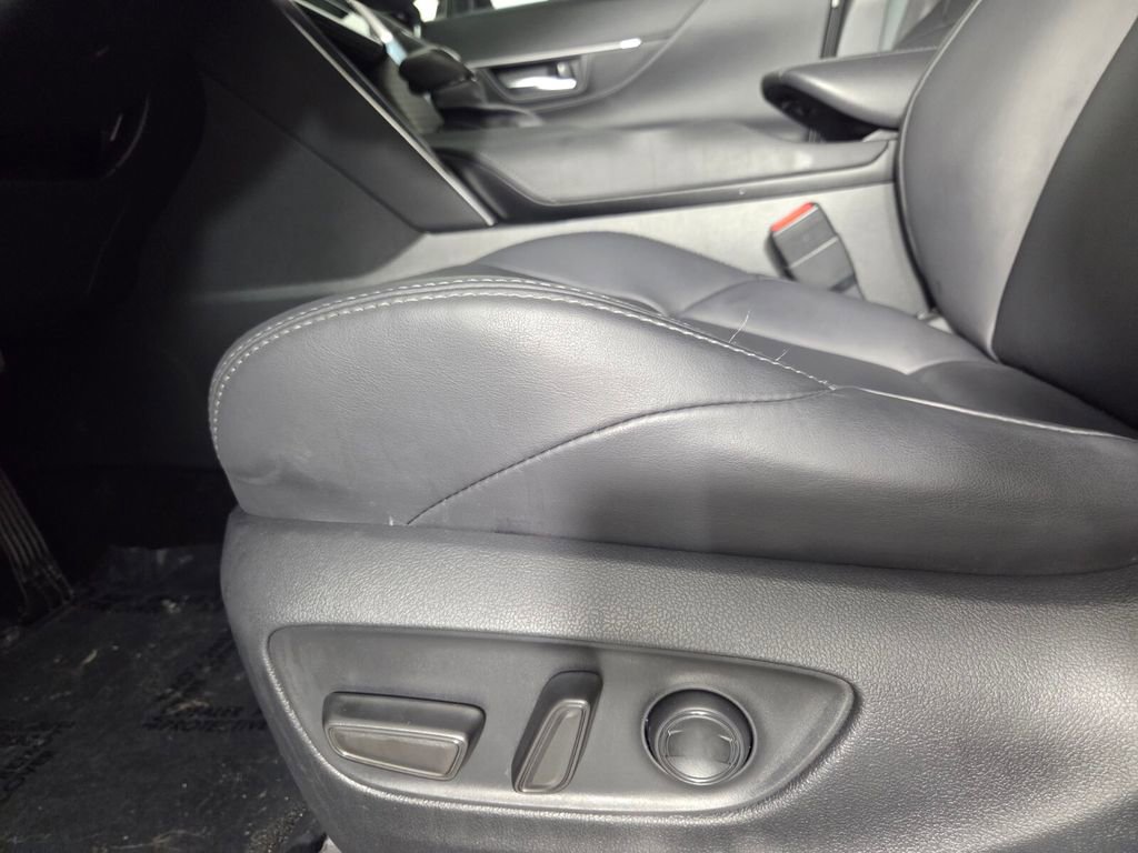 Used 2024 Toyota Venza XLE AWD/4WD image 13